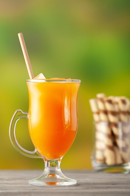 Jugo de fruta fresca con tubos dulces