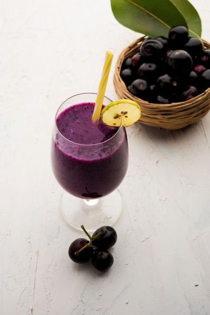 Jugo de fruta jamun en un vaso también llamado ciruela java, ciruela jambolan, jambhul, syzygium cumini