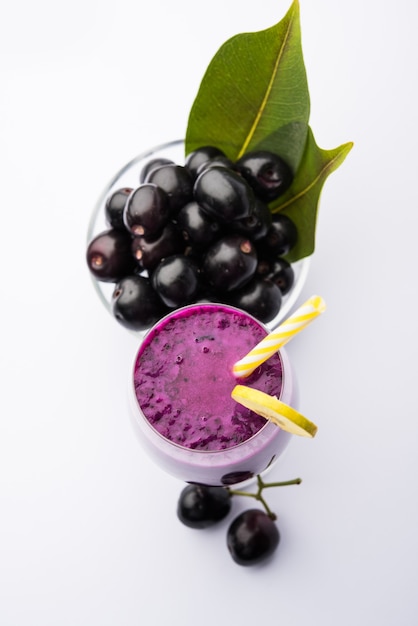 Jugo de fruta jamun en un vaso también llamado ciruela java, ciruela jambolan, jambhul, syzygium cumini