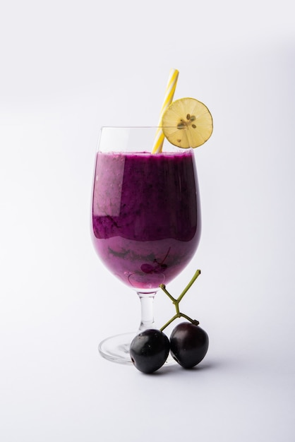 Jugo de fruta jamun en un vaso también llamado ciruela java, ciruela jambolan, jambhul, syzygium cumini