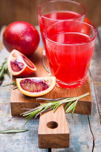 Jugo de fruta naranja roja