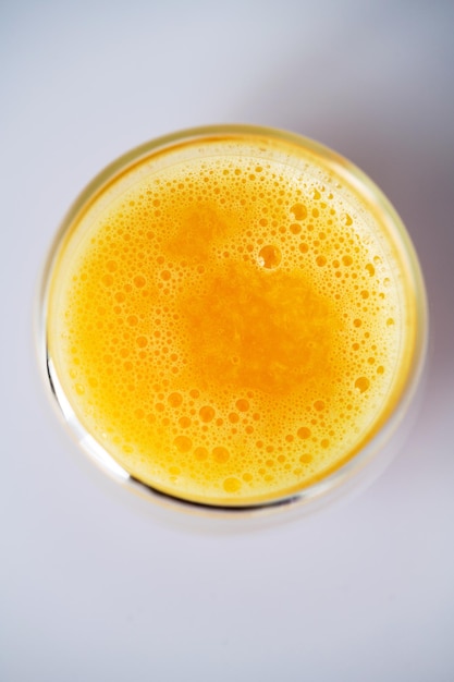 Jugo de fruta recién exprimido de cítricos de naranja saludable en vidrio sobre fondo gris claro desayuno bebida vista superior