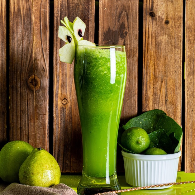 Foto jugo de frutos verdes