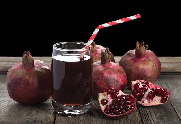 Jugo de granada fresca en mesa de madera