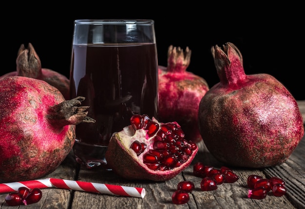 Jugo de granada fresca en mesa de madera