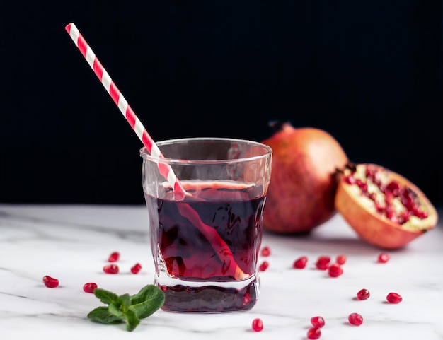 Jugo de granada con semilla sobre fondo de mesa de piedra