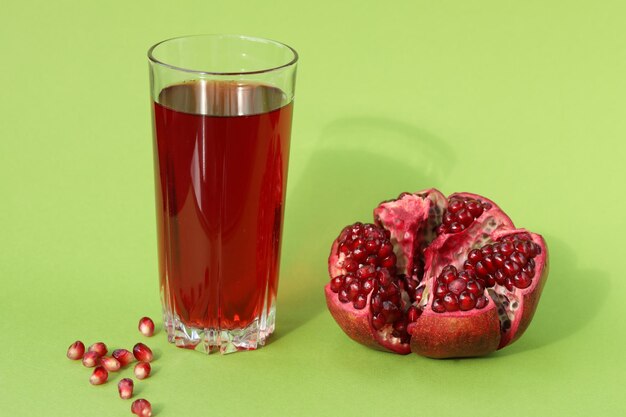 jugo de granada en un vaso y granada