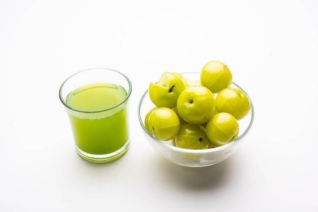 Foto jugo de grosella fresca o de amla o de phyllanthus emblica o de avla