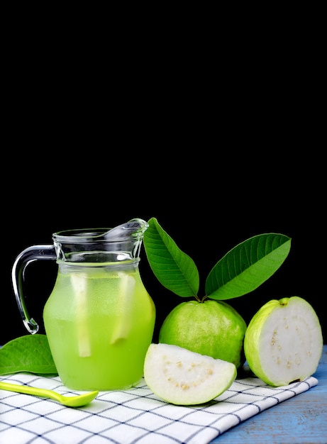 jugo de guayaba en la mesa