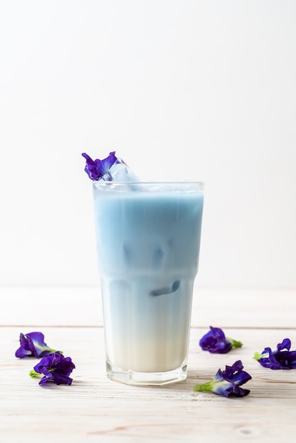 jugo de guisante de mariposa con leche