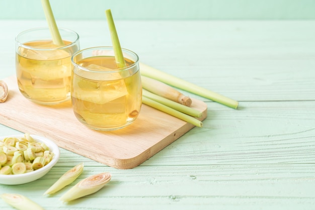 Jugo de hierba de limón helado sobre fondo de madera