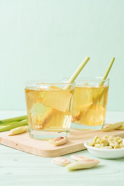 Jugo de hierba de limón helado sobre tablero de madera