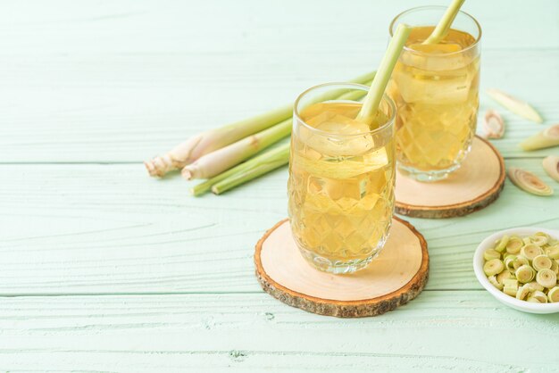 jugo de hierba de limón helado