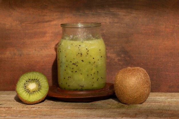 Jugo de kiwi fresco en mesa de madera