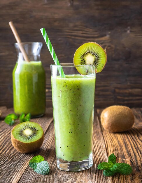 Jugo de kiwi verde sobre fondo de madera Bebida saludable en un vaso Bebida de verano de dieta