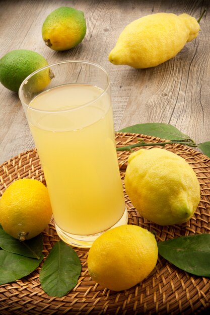 Jugo de limon en vaso