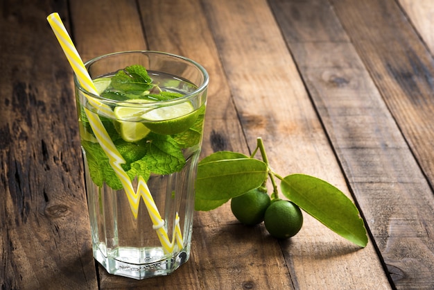 jugo de limón verde en la madera