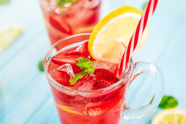 Jugo de limonada de fresa con cubitos de hielo en los vasos.