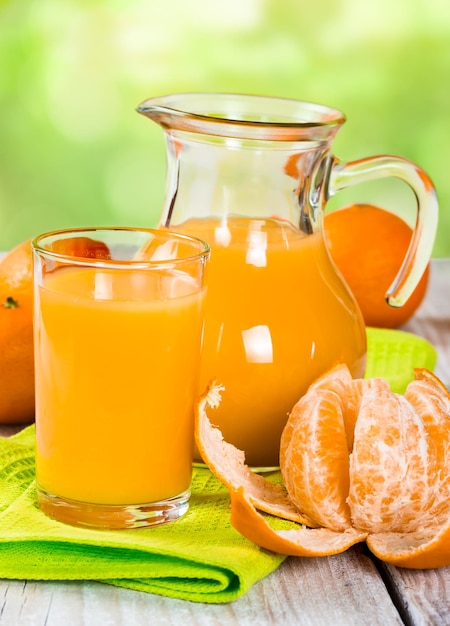 Jugo de mandarina fresca sobre un fondo de madera