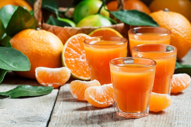 Jugo de mandarina fresco con rebanadas de mandarina