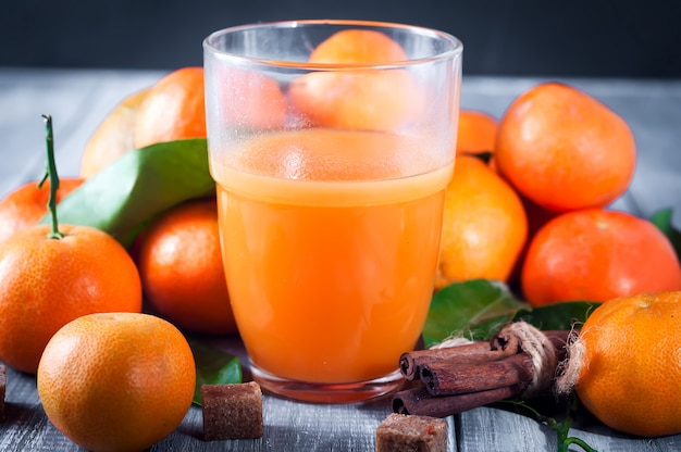 Jugo de mandarina saludable en mesa de madera