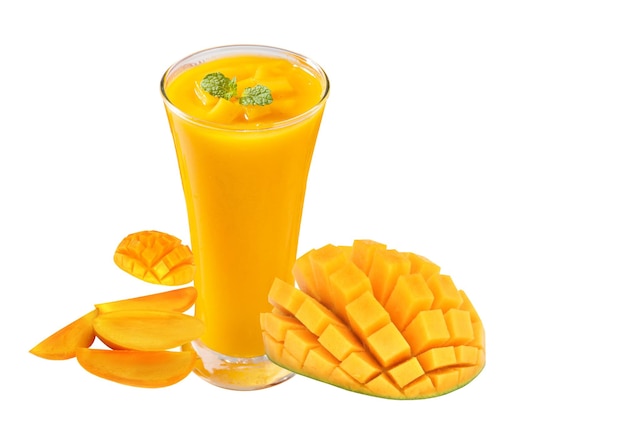 Jugo de mango de color amarillo delicioso con una rebanada de mango aislada en un vaso de jugo de manga de fondo blanco