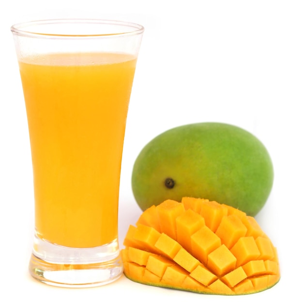 Jugo de mango con frutas sobre fondo blanco.