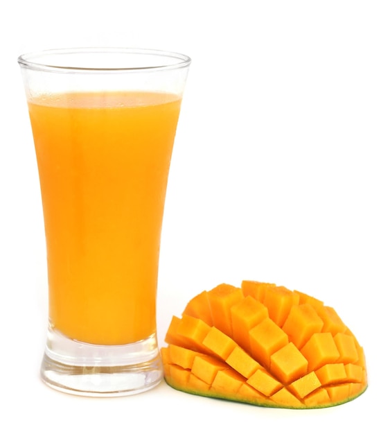 Jugo de mango con frutas sobre fondo blanco.