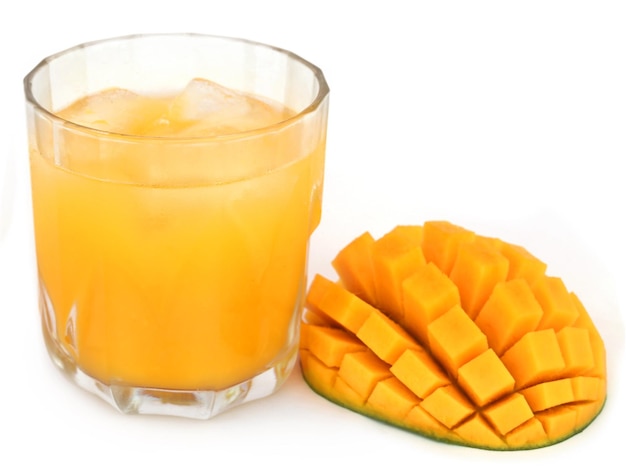 Jugo de mango con frutas sobre fondo blanco.