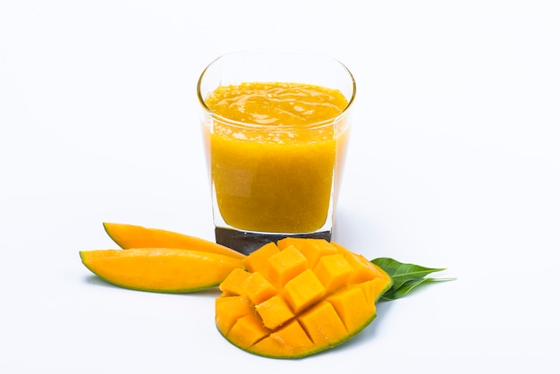 Jugo de mango con rodaja y hoja aislada