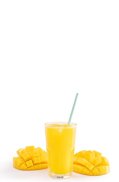 Jugo de mango tropical fresco con hermosa pulpa cortada en cubitos y paja de papel rayado aislado en la mesa de fondo blanco cerca del trazado de recorte recortado