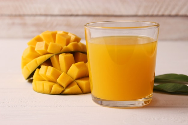 Jugo de mango en vaso y fruta de mango. Foto de alta calidad
