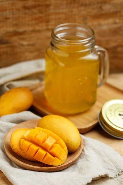 Jugo de mango en el vaso de la mesa de madera