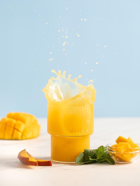 Jugo de mango en un vaso Salpicaduras Bebida de verano jugo tropical Bebida refrescante
