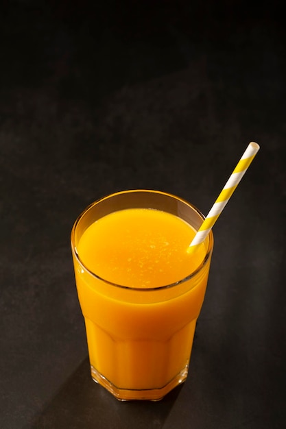 Jugo de mango en vaso de vidrio sobre la mesa Batido de mango