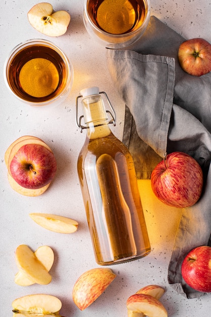 Jugo de manzana casero en una botella de vidrio