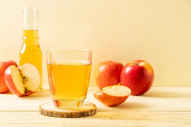 Jugo de manzana con frutos de manzanas rojas