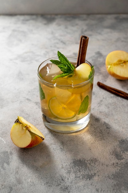 Jugo de manzana helado bebida refrescante spritzer helado con menta y manzana fresca Vaso de jugo de estilo de vida