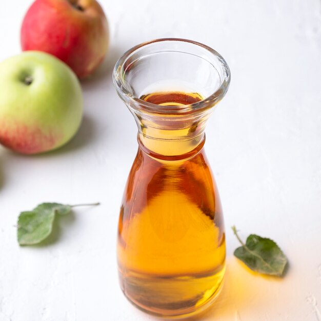 Jugo de manzana en una jarra closeup