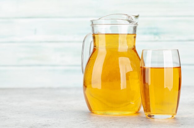 Foto jugo de manzana en jarra y vaso con espacio para copiar