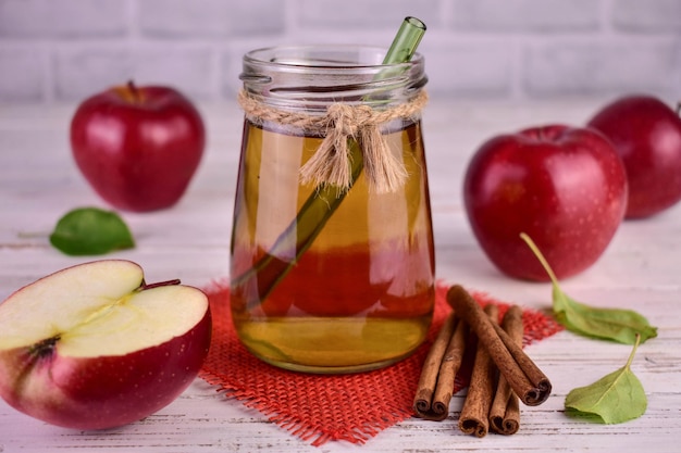 Jugo de manzana. Jugo de manzanas rojas en un tarro.