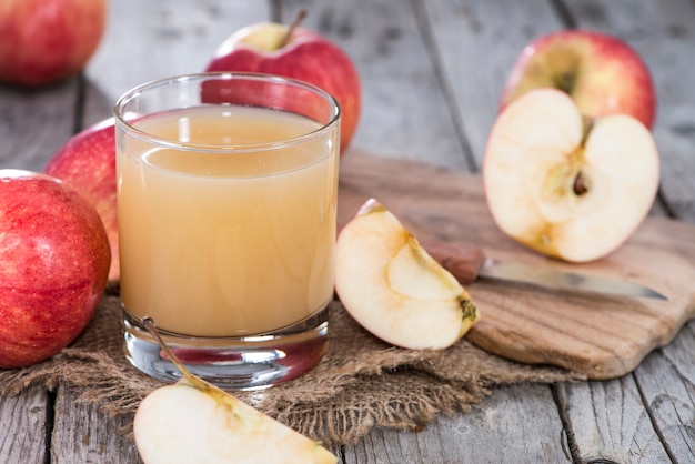 jugo de manzana y manzana