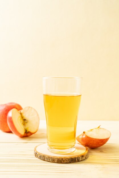 Jugo de manzana con manzanas rojas frutas