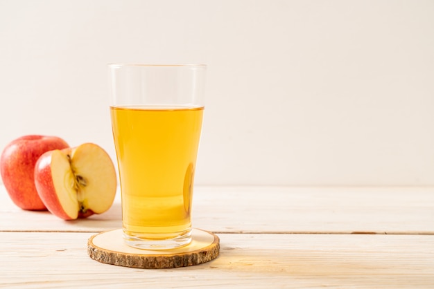 Jugo de manzana con manzanas rojas frutas