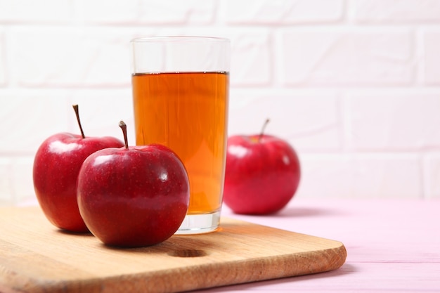 Jugo de manzana de manzanas rojas sobre la mesa