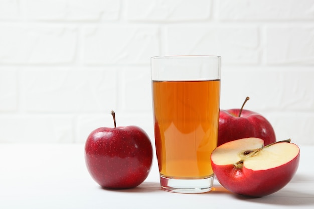 Jugo de manzana de manzanas rojas sobre la mesa