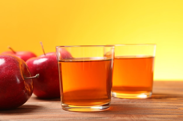 Jugo de manzana de manzanas rojas sobre la mesa