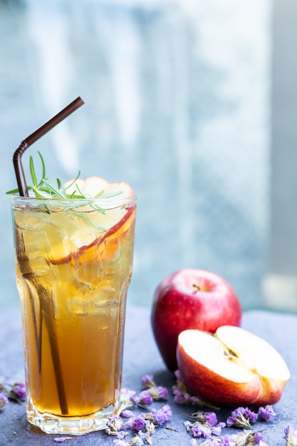 Jugo de manzana, poner sobre la mesa