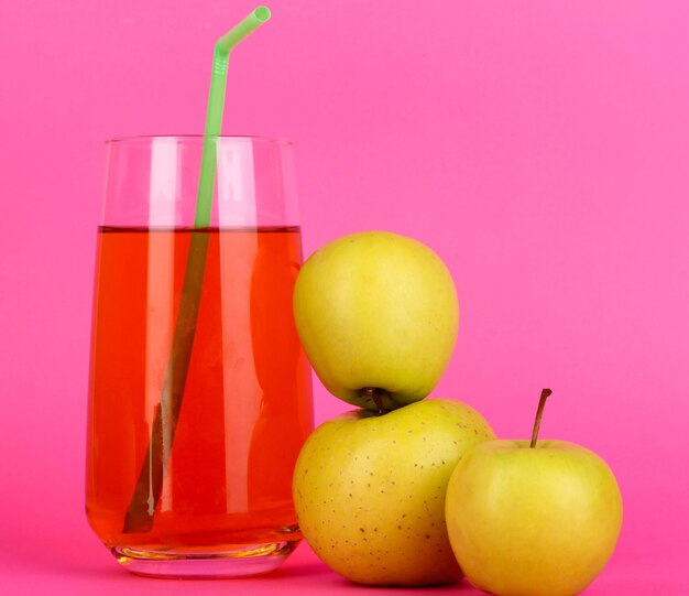 Jarra de cristal de agua fresca con menta y fresas colocada en la mesa en  la terraza para el desayuno por la mañana Fotografía de stock - Alamy