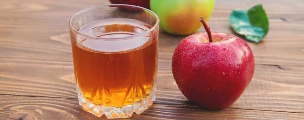 Jugo de manzana en un vaso. Enfoque selectivo.